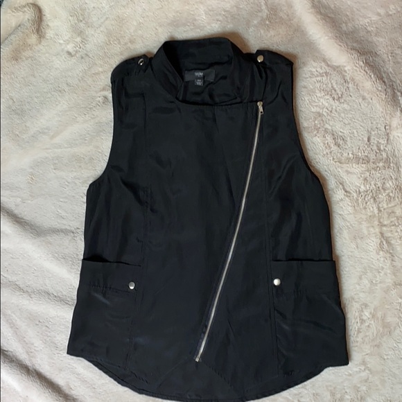 Sleeveless polyester top - Picture 1 of 3